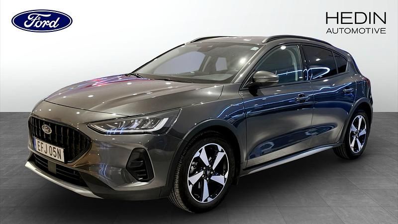 Grå Begagnad 2022 Ford Focus Active Halvkombi | 209 000 kr (Marknadspris) - Bild 1/4