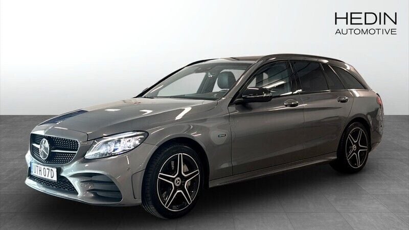 Grå (grey) Begagnad 2020 Mercedes C300e AMG line Kombi | 319 900 kr (Marknadspris) - Bild 1/4