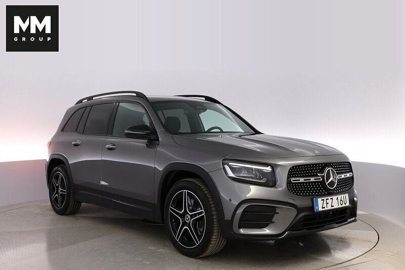 Mörkgrå Begagnad 2024 Mercedes GLB220 AMG line SUV | 599 000 kr (Dyr) - Bild 1/4