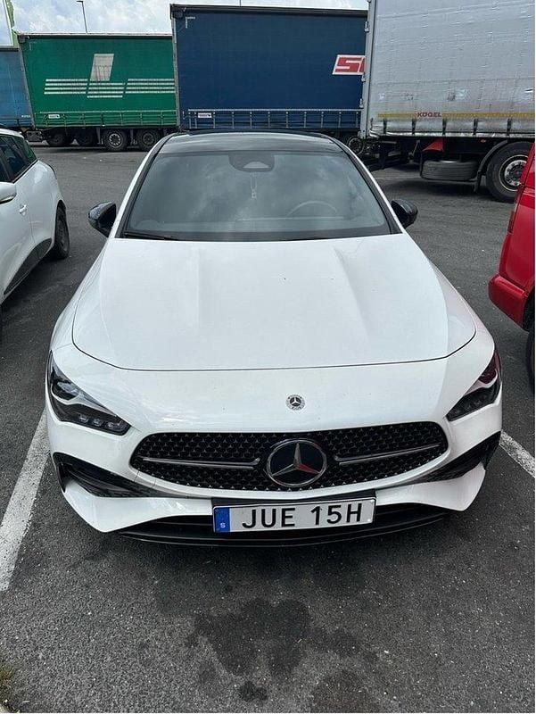 Vit Begagnad 2024 Mercedes CLA200 Shooting Brake AMG Kombi | 465 000 kr - Bild 1/4