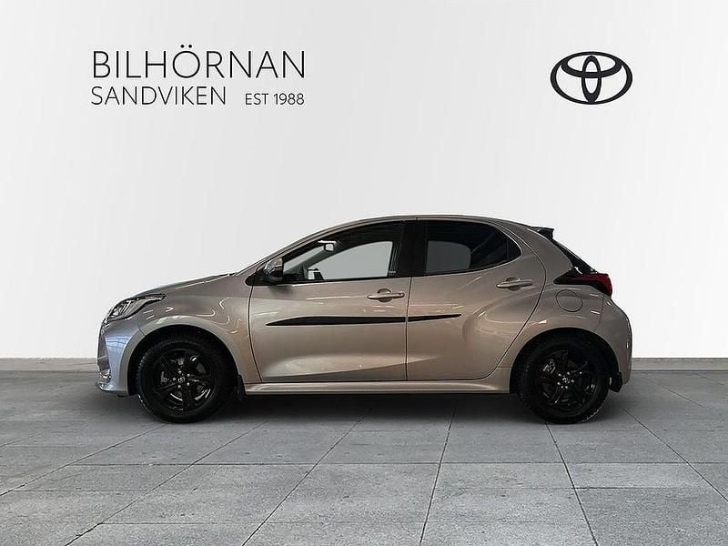 Begagnad Toyota Yaris Hybrid Active 92 HK (67 kW) 2021 Silver Halvkombi