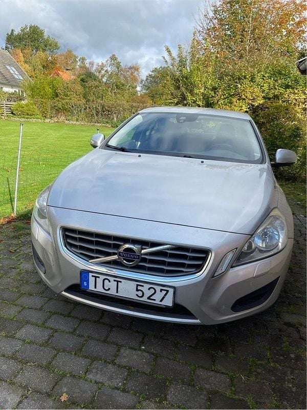 Grå Begagnad 2013 Volvo S60 Kinetic Sedan | 89 900 kr (Marknadspris) - Bild 1/4