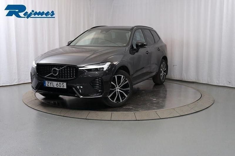 Grå Begagnad 2023 Volvo XC60 Plus SUV | 539 900 kr (Dyr) - Bild 1/4
