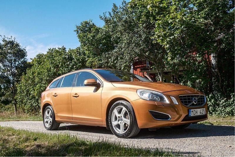 Brun Begagnad 2012 Volvo V60 Momentum Kombi | 65 000 kr (Superpris) - Bild 1/4