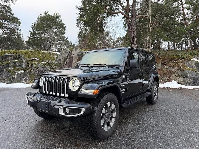 Svart Begagnad 2023 Jeep Wrangler Sahara SUV | 649 000 kr - Bild 1/4