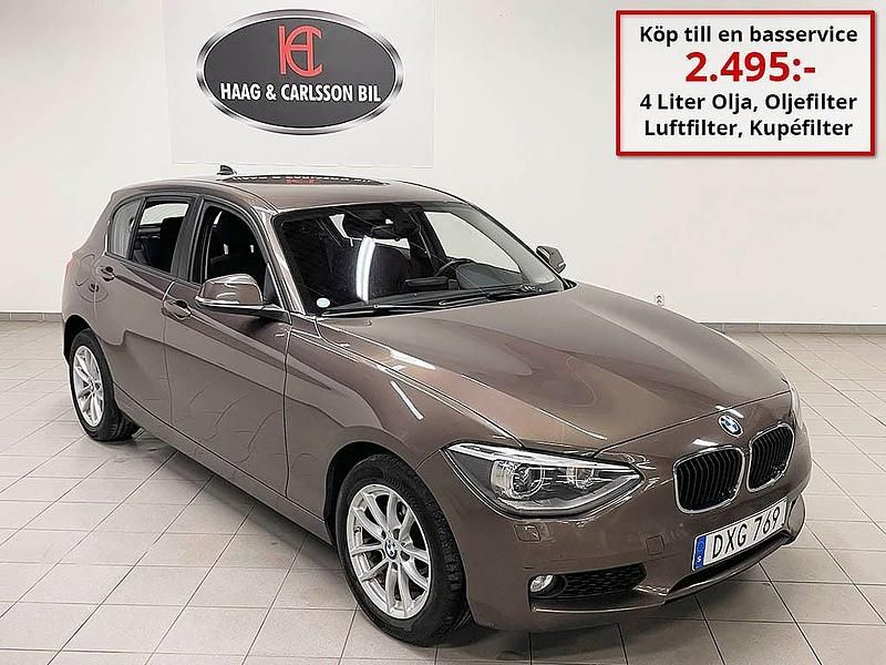 Brun Begagnad 2015 BMW 116 Halvkombi | 112 900 kr (Marknadspris) - Bild 1/4