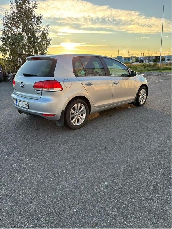 Silver Begagnad 2011 VW Golf VI Halvkombi | 84 000 kr (Marknadspris) - Bild 1/4