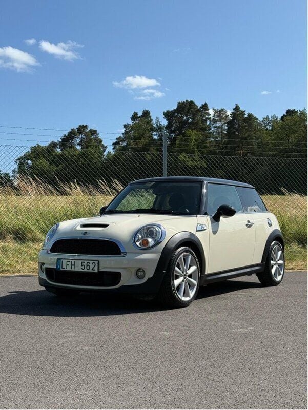 Vit Begagnad 2011 Mini Cooper S Halvkombi | 99 500 kr (Marknadspris) - Bild 1/4