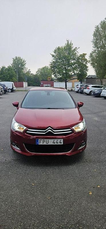 Röd Begagnad 2011 Citroën C4 Halvkombi | 69 900 kr (Bra pris) - Bild 1/4