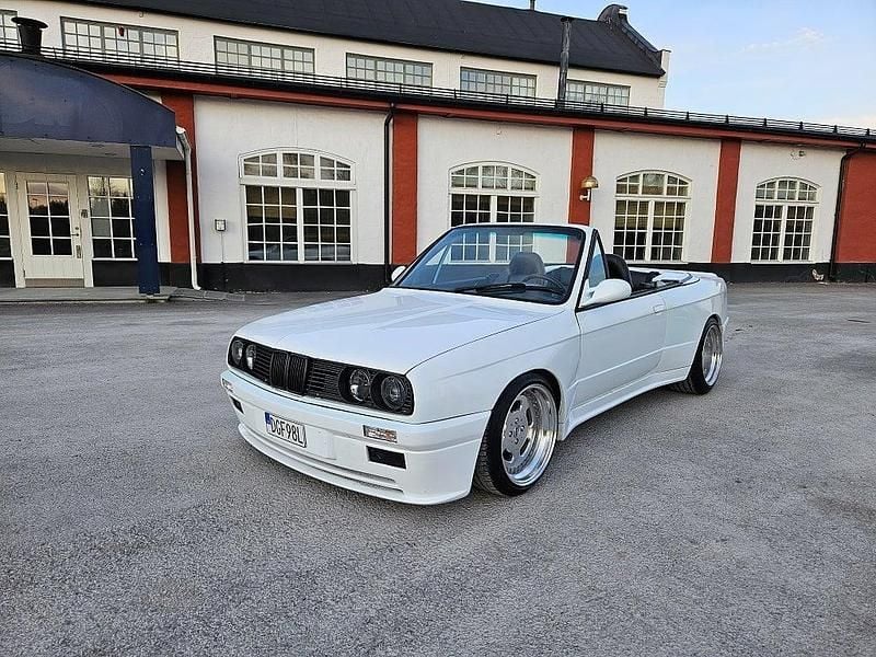 Vit Begagnad 1987 BMW 325 Cabriolet Cab | 395 000 kr - Bild 1/4