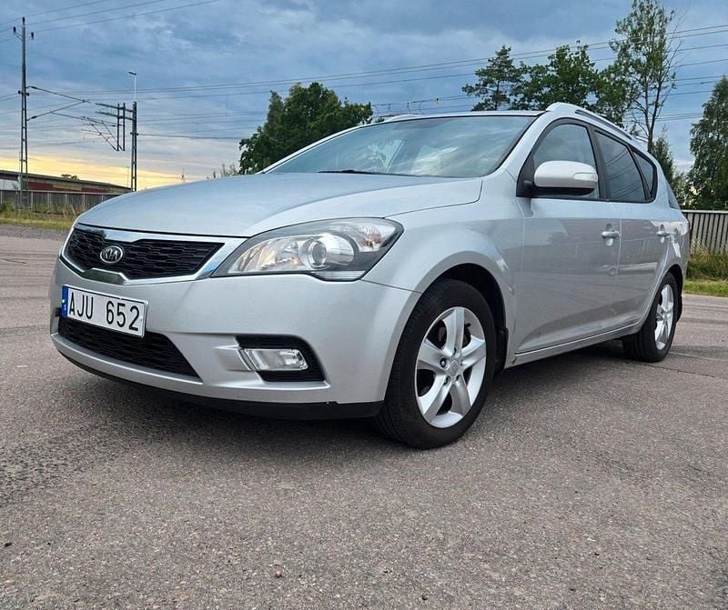 Silver Begagnad 2010 Kia Ceed Sportswagon EX Kombi | 40 000 kr (Bra pris) - Bild 1/4