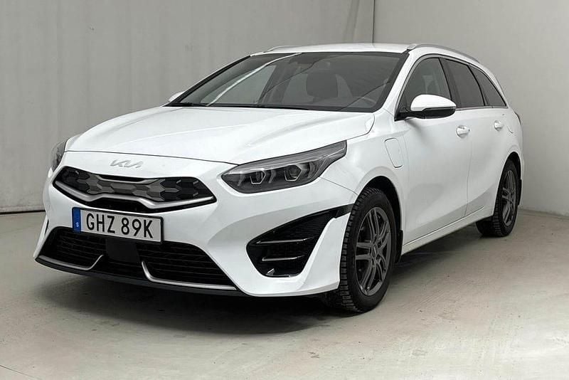 Vit Begagnad 2022 Kia Ceed Advance Halvkombi | 225 000 kr (Marknadspris) - Bild 1/4