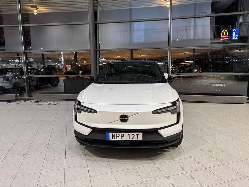 Begagnad 2024 Volvo EX30 Single Motor Extended Range SUV | 115 060 kr - Bild 1/4