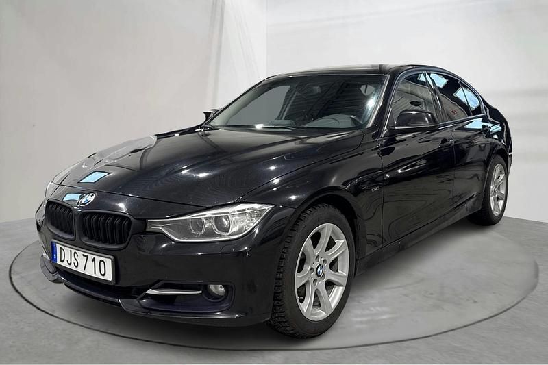 Svart Begagnad 2013 BMW 328 Sport Line Sedan | 132 000 kr (Marknadspris) - Bild 1/4