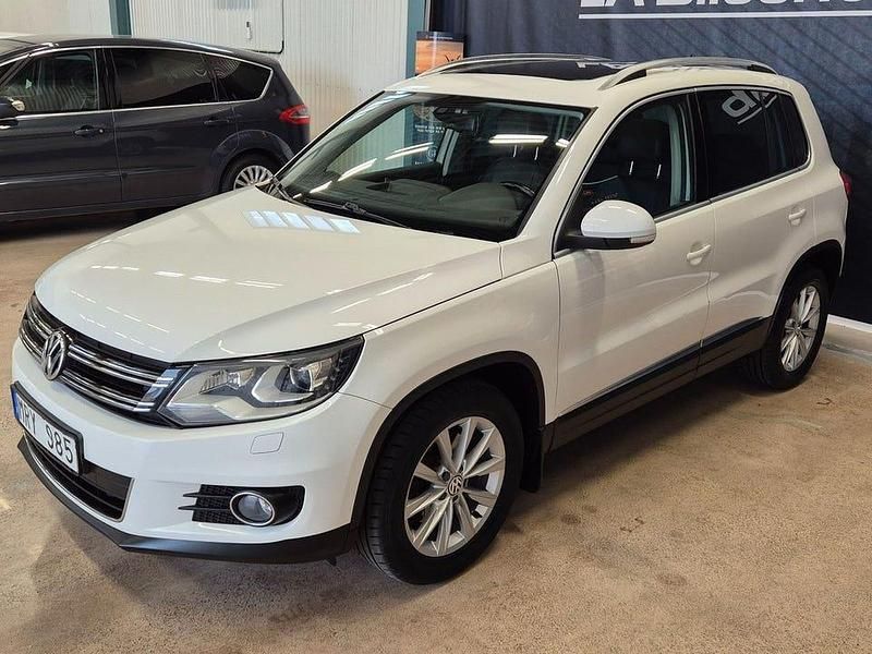 Begagnad VW Tiguan Sportline 140 HK (102 kW) 2012 Vit SUV
