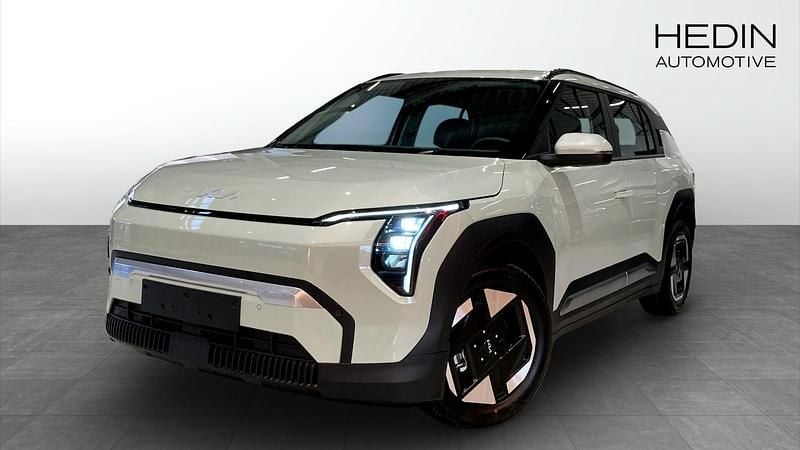 Grön (green) Ny 2025 Kia EV3 SUV | 459 390 kr (Marknadspris) - Bild 1/4