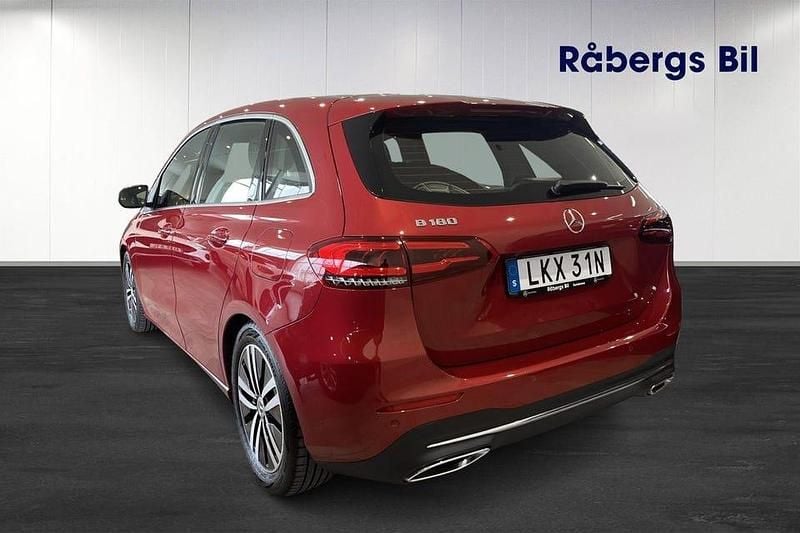 Begagnad Mercedes B180 136 HK (100 kW) 2022 Röd Minibuss