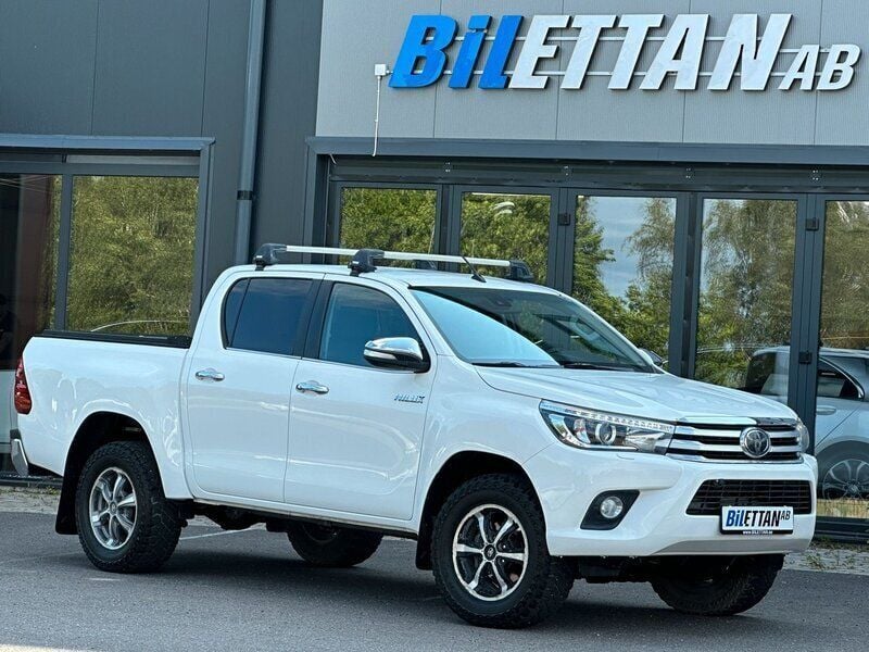 Vit Begagnad 2017 Toyota HiLux Pickup | 319 900 kr (Marknadspris) - Bild 1/4