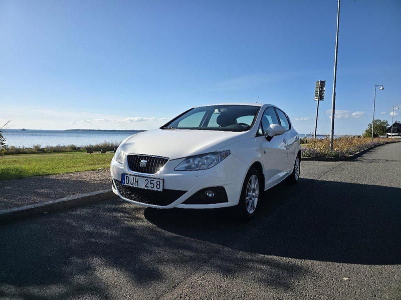 Vit Begagnad 2010 Seat Ibiza Style Halvkombi | 32 500 kr (Marknadspris) - Bild 1/4