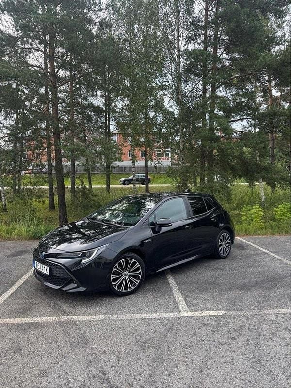 Svart Begagnad 2019 Toyota Corolla Hybrid Halvkombi | 179 999 kr (Marknadspris) - Bild 1/4