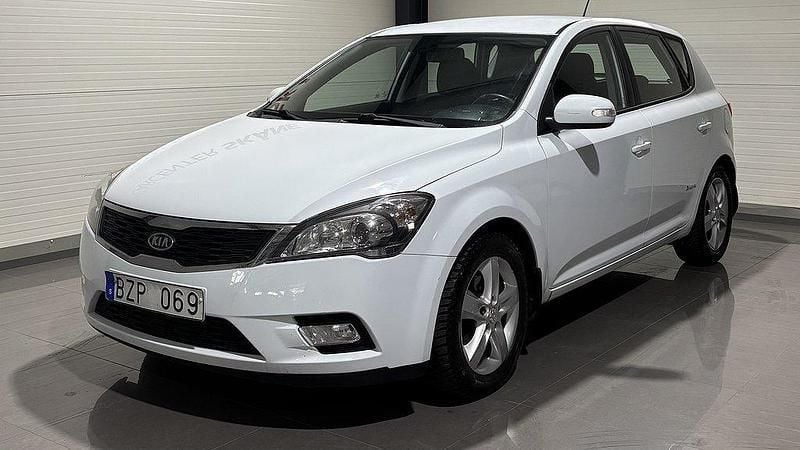 Vit Begagnad 2010 Kia Ceed Halvkombi | 44 900 kr (Marknadspris) - Bild 1/4