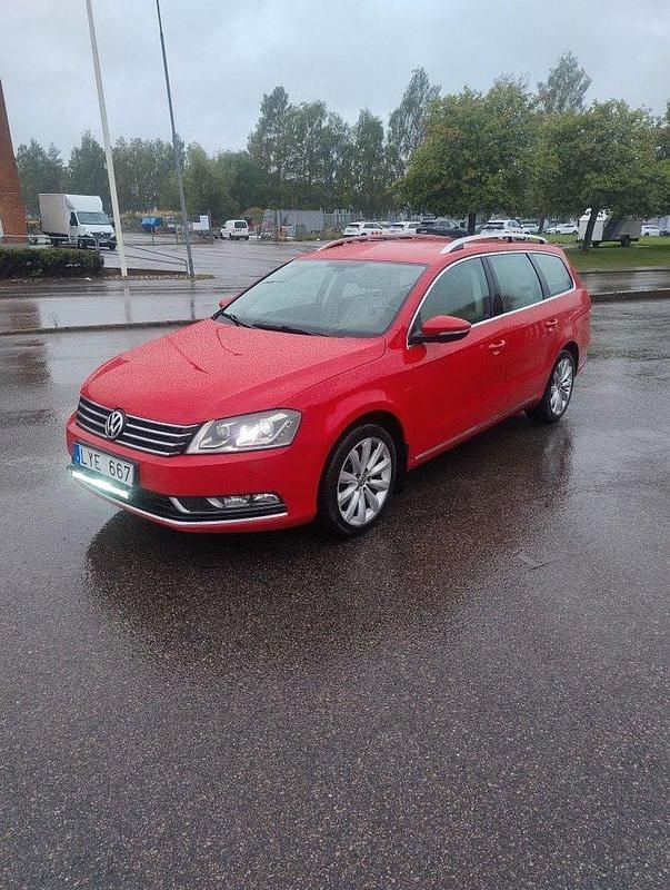 Röd Begagnad 2012 VW Passat Kombi | 59 900 kr (Superpris) - Bild 1/4