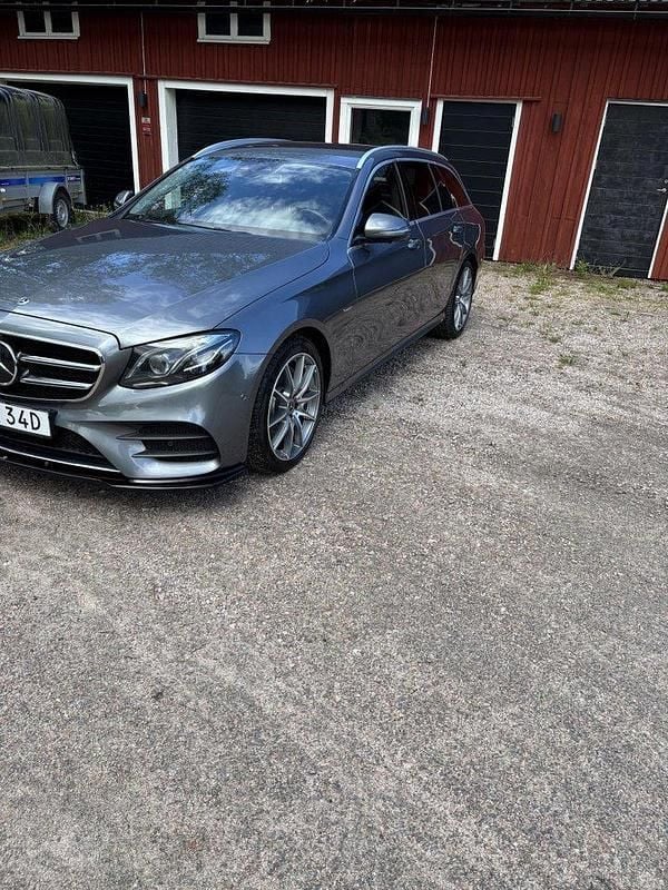 Grå Begagnad 2020 Mercedes E220 AMG line Kombi | 292 900 kr (Bra pris) - Bild 1/4