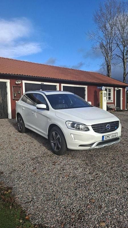 Vit Begagnad 2015 Volvo XC60 Ocean Race SUV | 175 000 kr (Marknadspris) - Bild 1/4