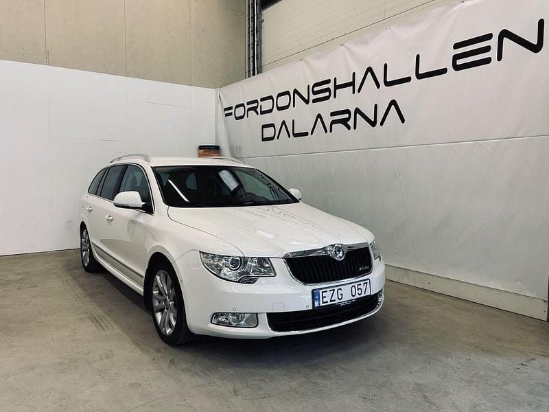 Vit Begagnad 2012 Skoda Superb Elegance Kombi | 89 900 kr (Marknadspris) - Bild 1/4