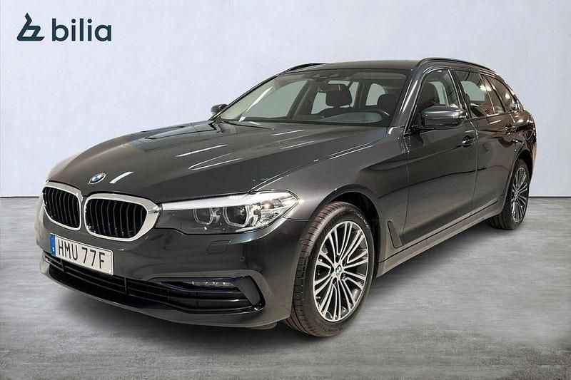 Grå Begagnad 2019 BMW 520 Sport Line Kombi | 284 900 kr (Marknadspris) - Bild 1/4
