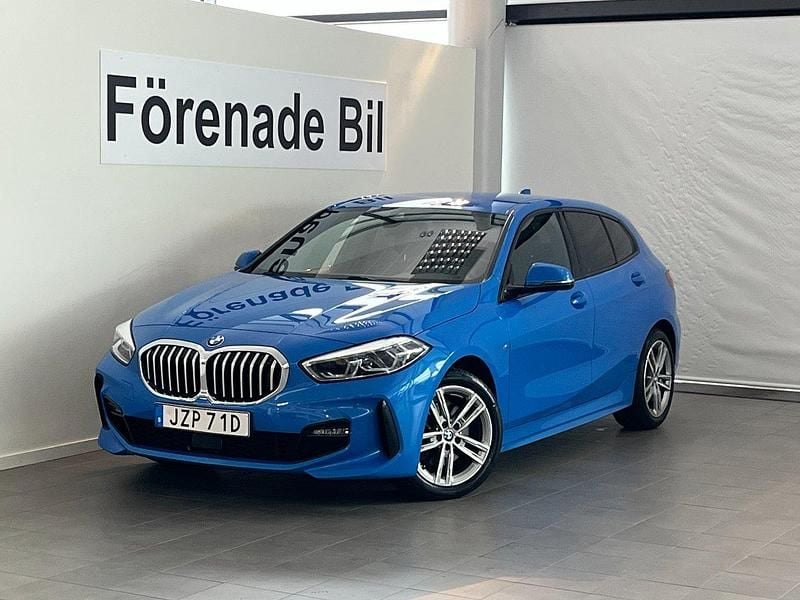Blå Begagnad 2022 BMW 118 M Sport Halvkombi | 289 000 kr (Dyr) - Bild 1/4
