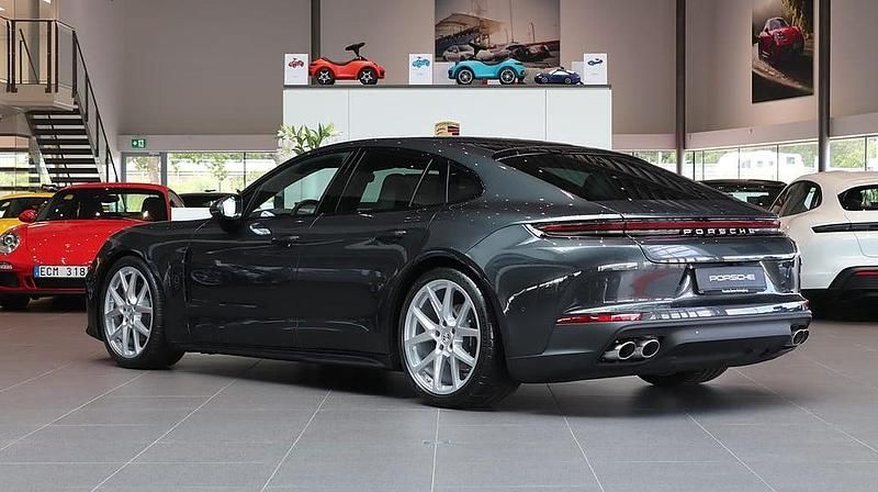 Ny Porsche Panamera 354 HK (260 kW) 2025 Grå Halvkombi