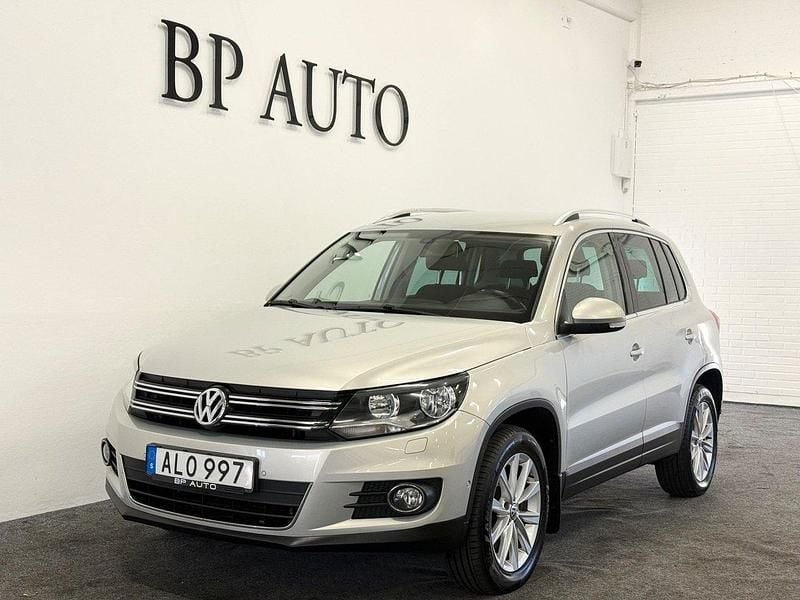 Silver Begagnad 2013 VW Tiguan Sportline SUV | 92 900 kr (Marknadspris) - Bild 1/4