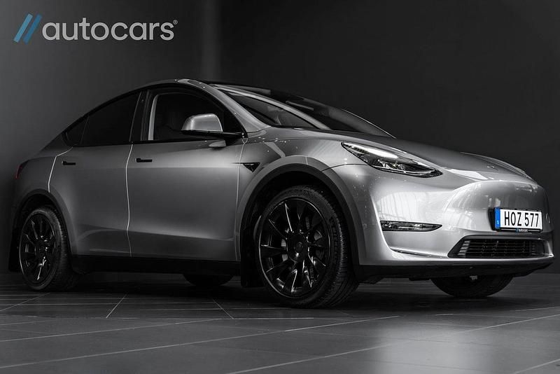 Grå Begagnad 2023 Tesla Model Y Long Range AWD SUV | 499 000 kr (Dyr) - Bild 1/4