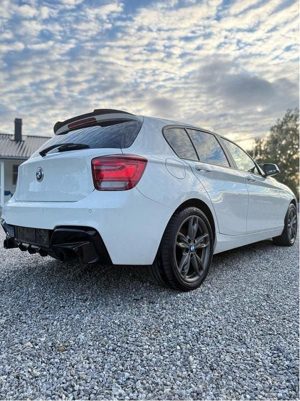Vit Begagnad 2015 BMW 116 M Sport Halvkombi | 125 000 kr (Marknadspris) - Bild 1/4