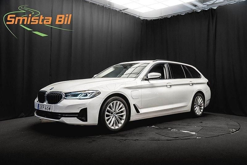 Vit Begagnad 2021 BMW 530e Shadowline Kombi | 354 900 kr (Bra pris) - Bild 1/3