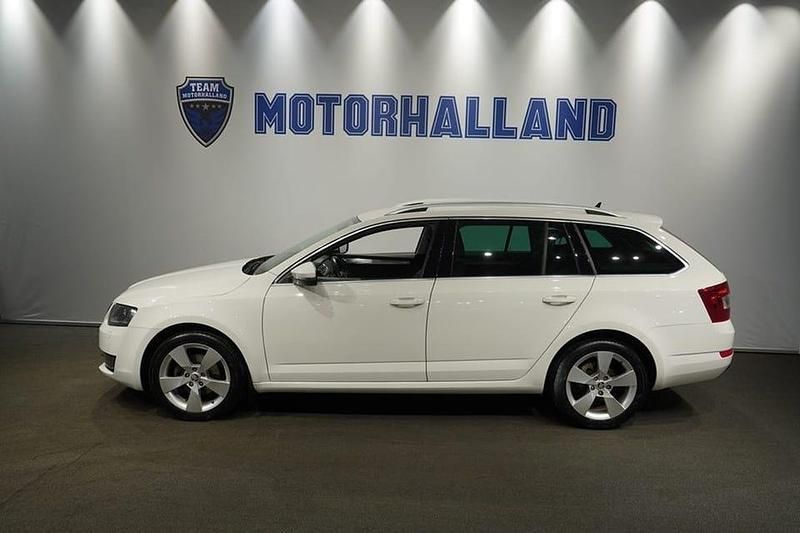 Vit Begagnad 2016 Skoda Octavia Kombi | 159 900 kr (Marknadspris) - Bild 1/4