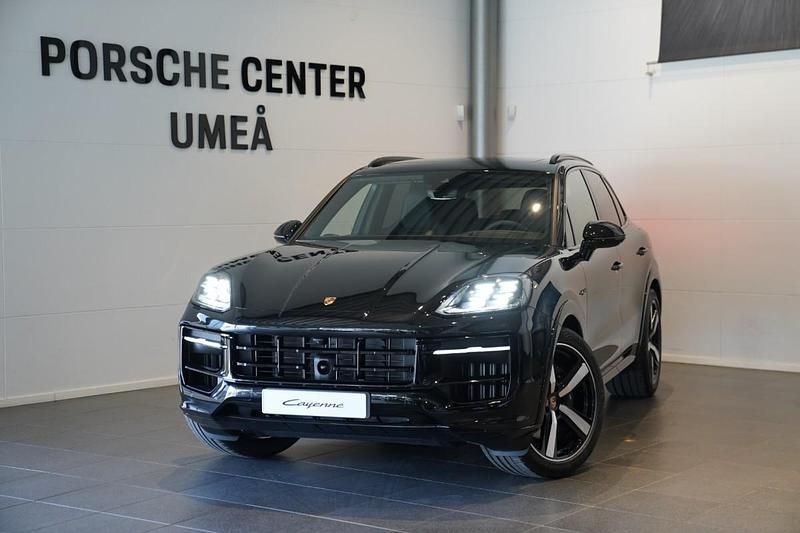 Svart (black) Ny 2025 Porsche Cayenne SUV | 1 626 200 kr (Dyr) - Bild 1/4