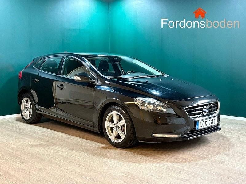 Svart Begagnad 2015 Volvo V40 Kinetic Kombi | 154 500 kr (Marknadspris) - Bild 1/3
