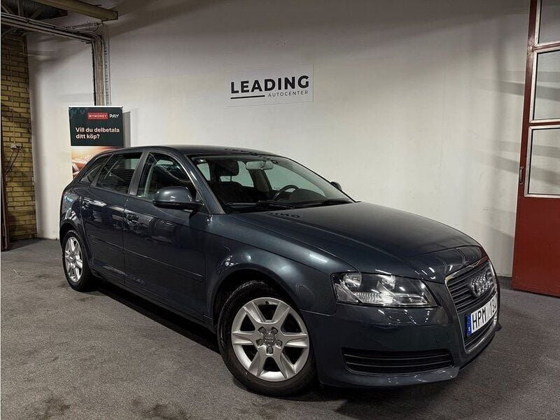 Grå Begagnad 2009 Audi A3 Sportback Halvkombi | 79 900 kr (Marknadspris) - Bild 1/4