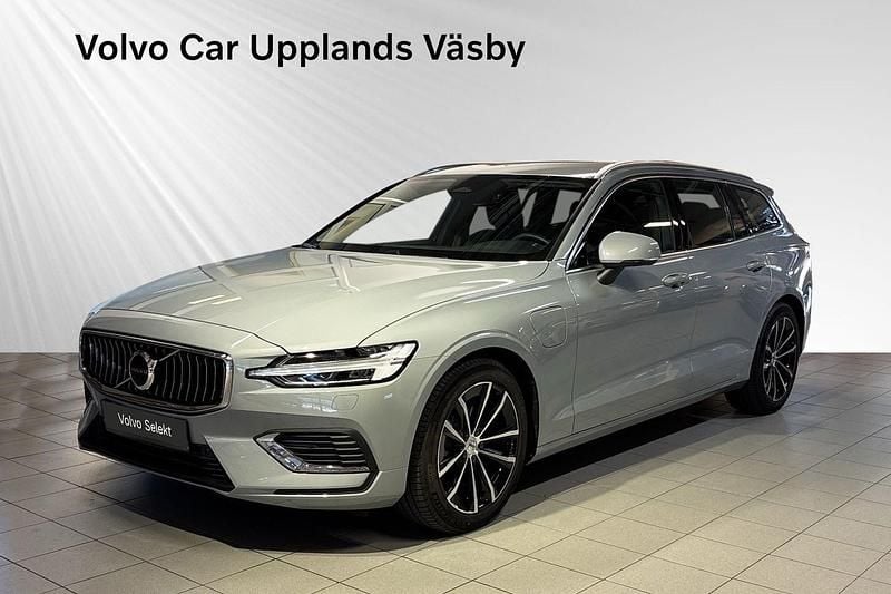 Grå Begagnad 2024 Volvo V60 Plus Kombi | 489 000 kr (Marknadspris) - Bild 1/3