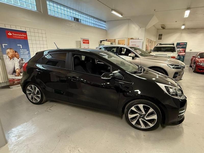Svart Begagnad 2016 Kia Rio Halvkombi | 79 900 kr (Marknadspris) - Bild 1/4