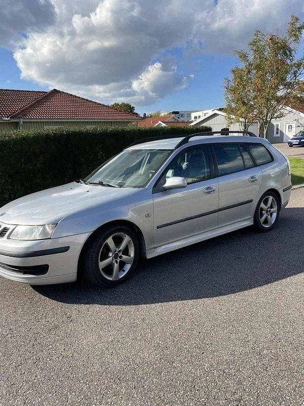 Grå Begagnad 2006 Saab 9-3 Vector Kombi | 22 000 kr (Marknadspris) - Bild 1/4