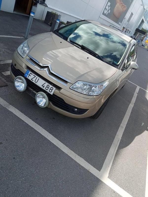 Brun Begagnad 2008 Citroën C4 Halvkombi | 27 000 kr (Marknadspris) - Bild 1/4