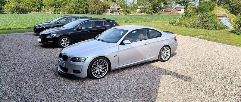 Titan silber Begagnad 2009 BMW 330 Sportkupé | 160 000 kr (Dyr) - Bild 1/4