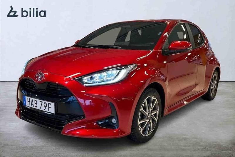 Begagnad Toyota Yaris Hybrid 2025 Röd Halvkombi