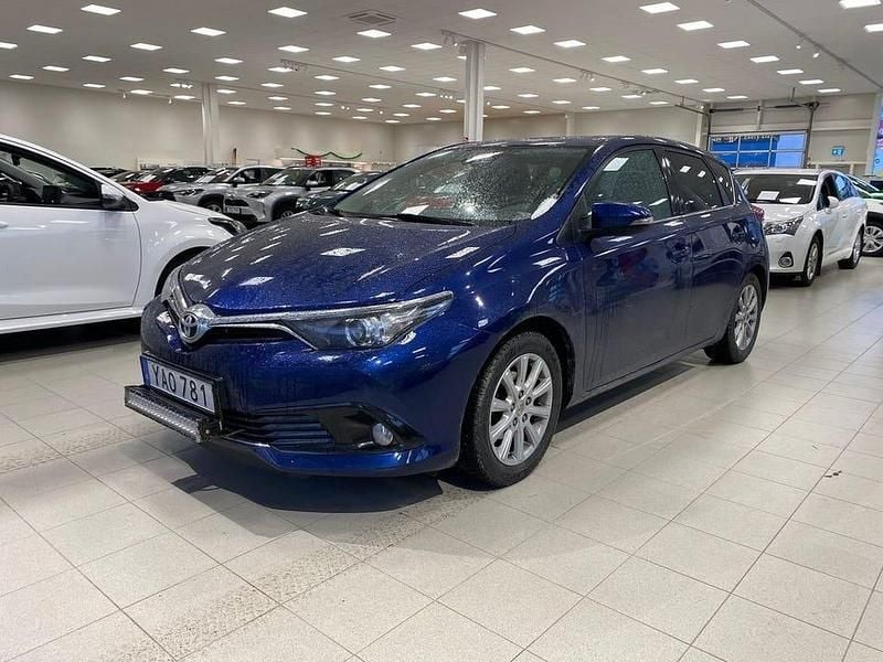 Mörkblå Begagnad 2015 Toyota Auris Active Halvkombi | 159 900 kr (Marknadspris) - Bild 1/4