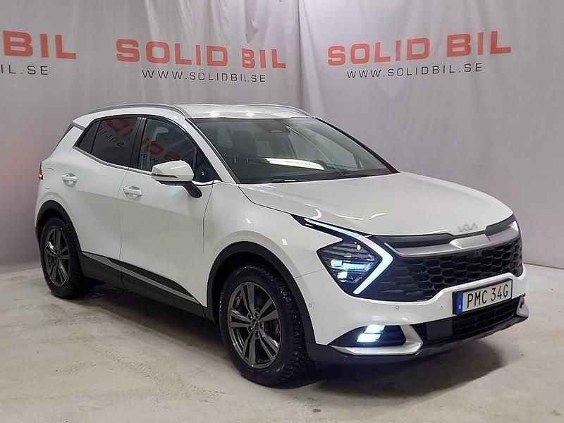 Vit Begagnad 2023 Kia Sportage Advance SUV | 329 800 kr (Bra pris) - Bild 1/4