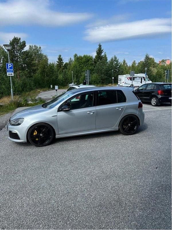 Silver Begagnad 2011 VW Golf VI R Halvkombi | 155 000 kr - Bild 1/4