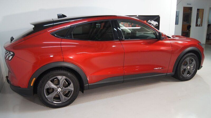 Begagnad Ford Mustang Mach-E Trend 216 kW (294 HK) 2021 Röd SUV